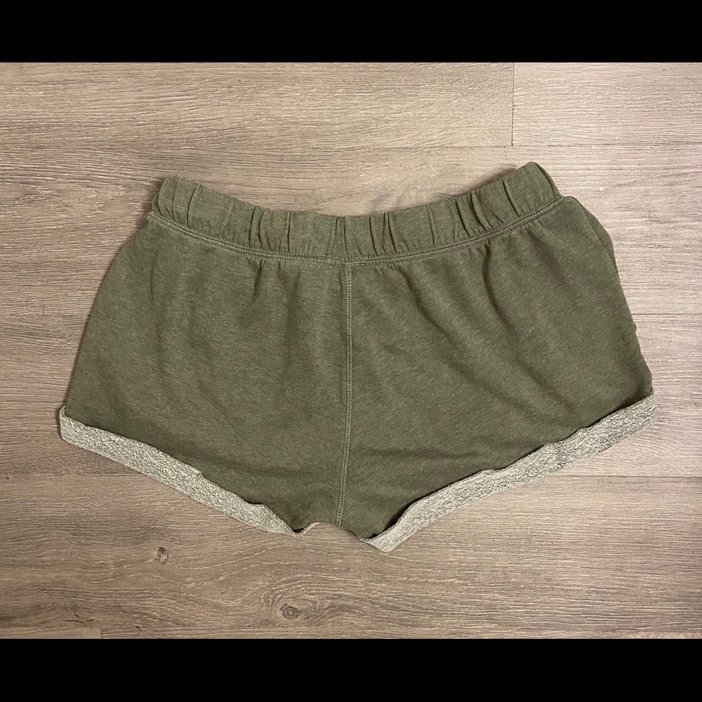 H&M olive green shorts - Picture 2 of 2
